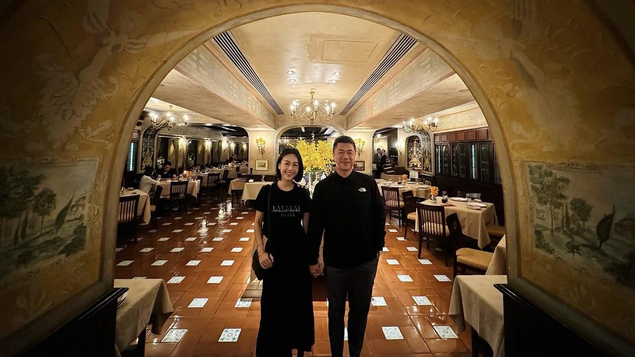 黃心穎慶祝泥鯭50歲生日 歎燭光晚餐手拖手高調曬愛