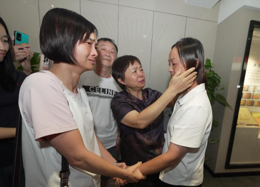 公安安排一家四口相認團聚，年屆65歲的楊女士見回骨肉非常激動，花花(右)和親生父母、雙胞胎姐姐(左)相擁而泣。(網上圖片)