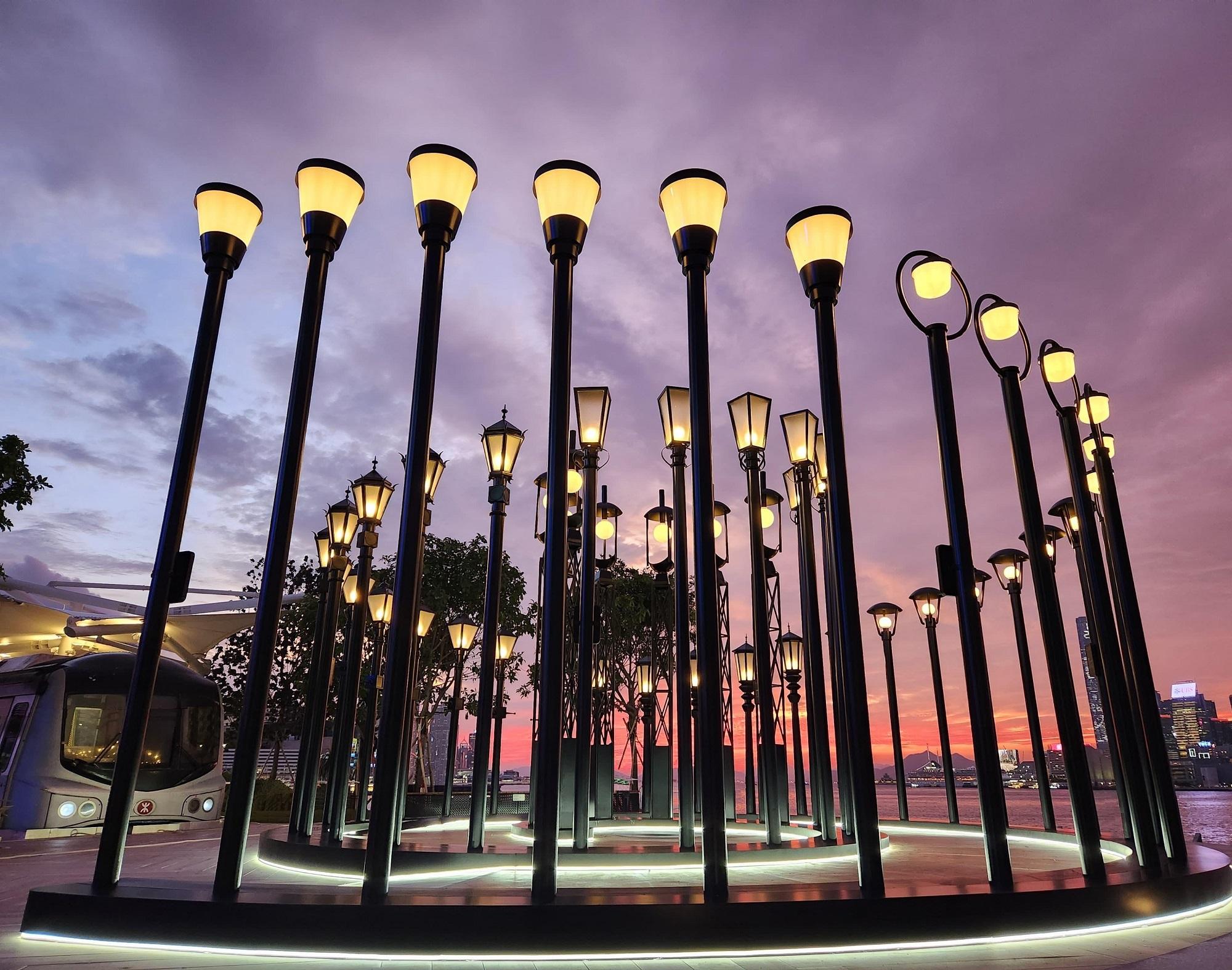 斜陽下的灣仔海濱長廊仿古電街燈(港燈提供)