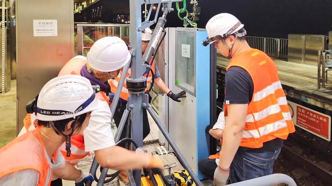 港鐵羅湖站提前開展自動月台閘門安裝工作。(港鐵提供)