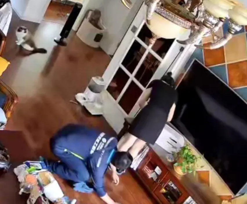內地社交平台流傳一段家居監控影片，可見遼寧瀋陽一名網絡維修員上門檢查時，疑似趁女戶主未留意期間，公然偷窺其裙底，整個過程被監控「斷正」。