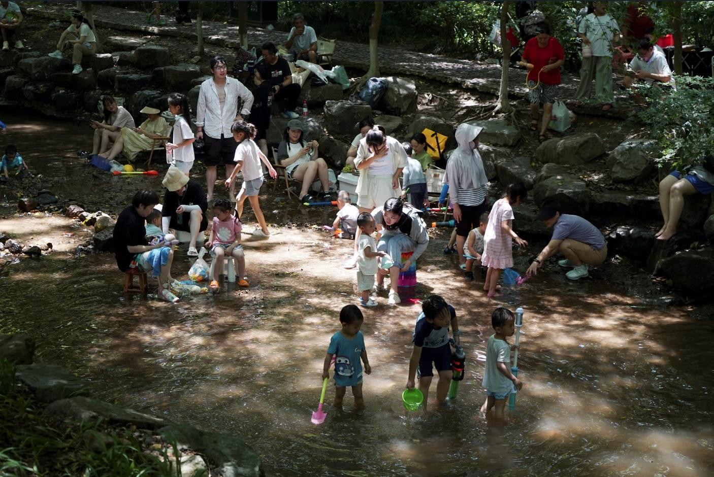 杭州民眾到山澗嬉水消暑。(路透社)