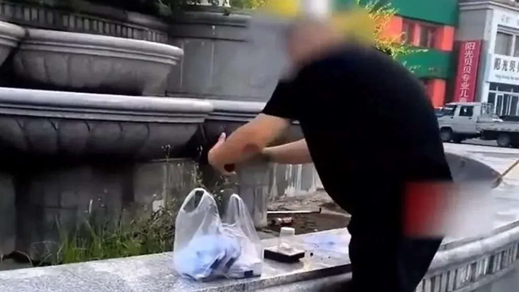 內地男街頭放生上百隻蟑螂　稱家中抓到不想殺生才野放