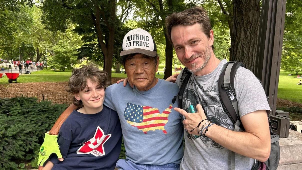 市川榮一貼出與途中認識美國人的合照。(互聯網)