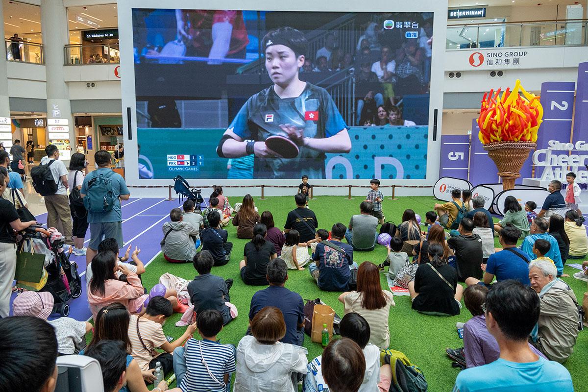 巴黎奧運期間，不少市民到本港商場觀看賽事直播。(資料圖片／陳奕釗攝)