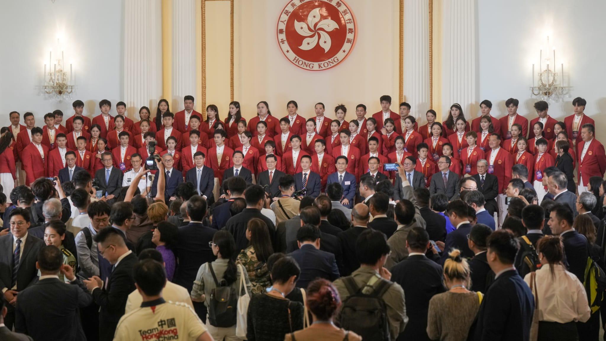 代表團到禮賓府出席歡迎會。