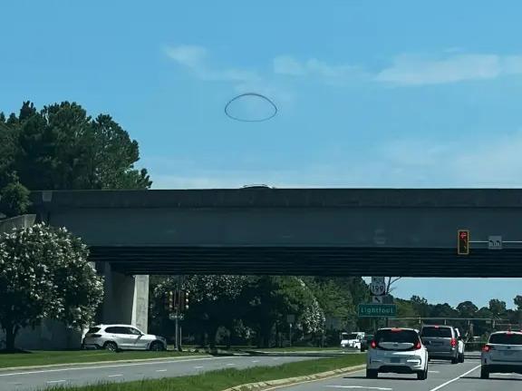 美國「神秘黑環」盤旋公路上空　10分鐘後消失無蹤