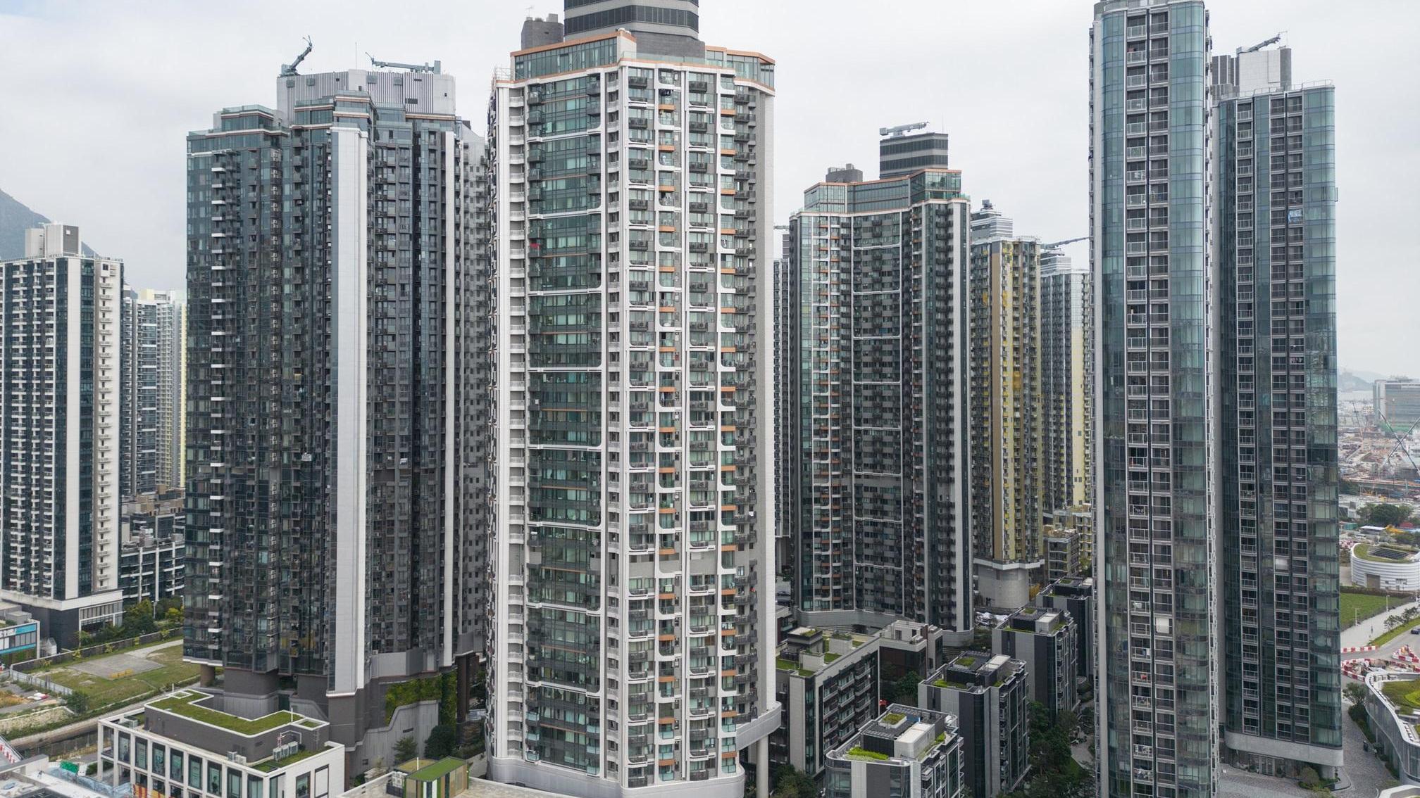 入伙3年的啟德嘉峯匯，一伙套四房連平台及天台大單位，獲內地客以逾9萬元承租呎租逾75元。