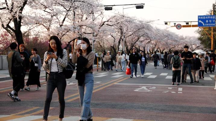 《南韓時報》報道，單人家庭趨勢的興起帶動YOLO哲學過去10年在南韓社會成為主流，年輕人愛及時行樂。(資料圖片)