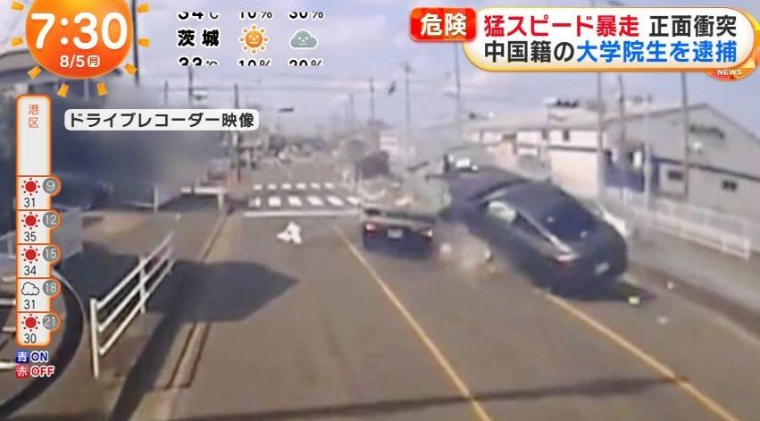 黑色私家車高速剷上貨車頂部，畫面驚嚇。(互聯網)