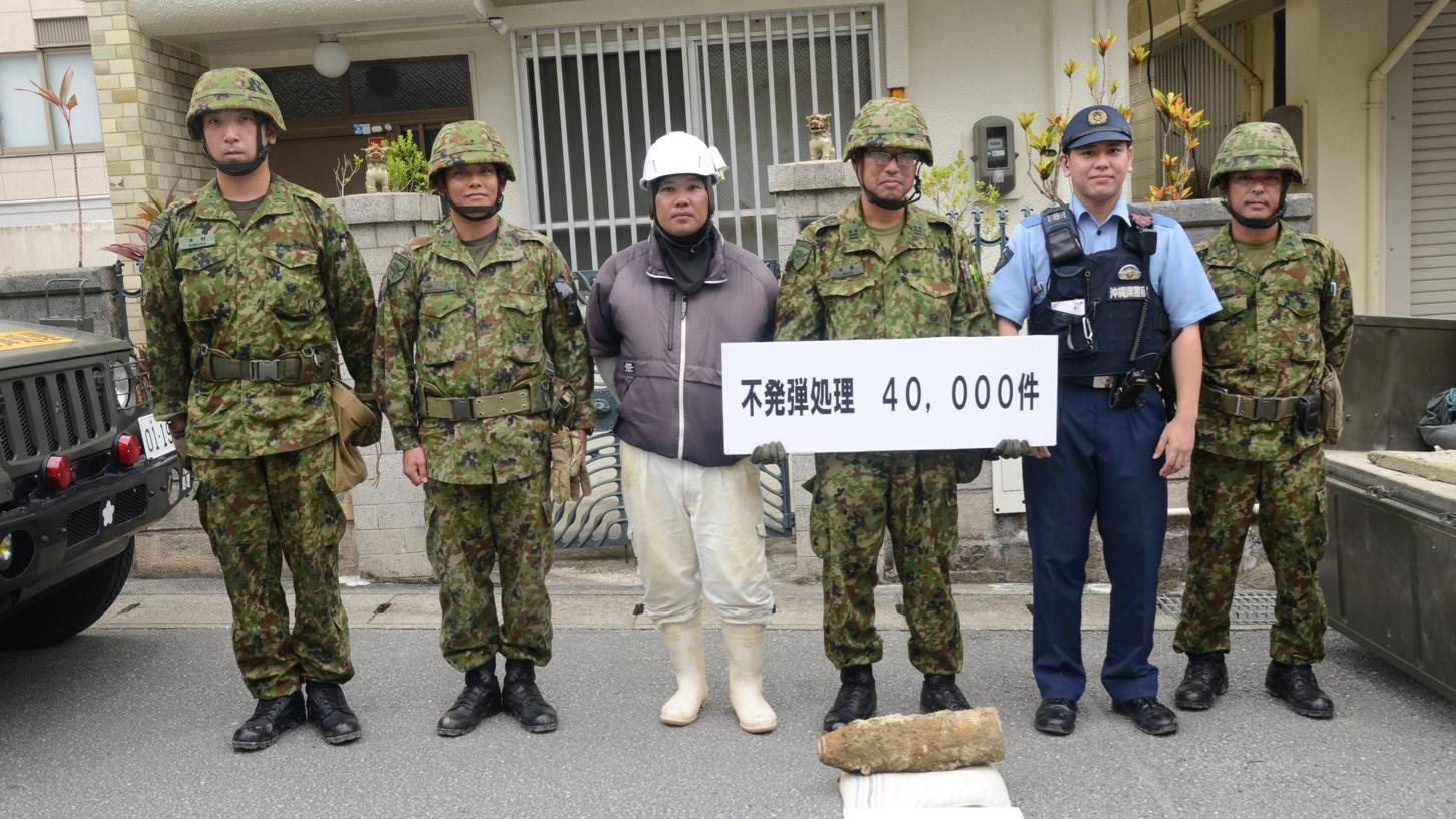 陸上自衛隊上周五(23日)到那霸市一處住宅處理未爆彈，是自1972年至今處理的第4萬個。(互聯網)