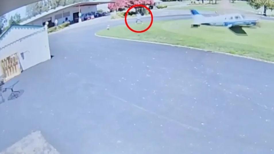 小型飛機緊急降落高爾夫球場，跟歐文斯擦身而過。(互聯網)