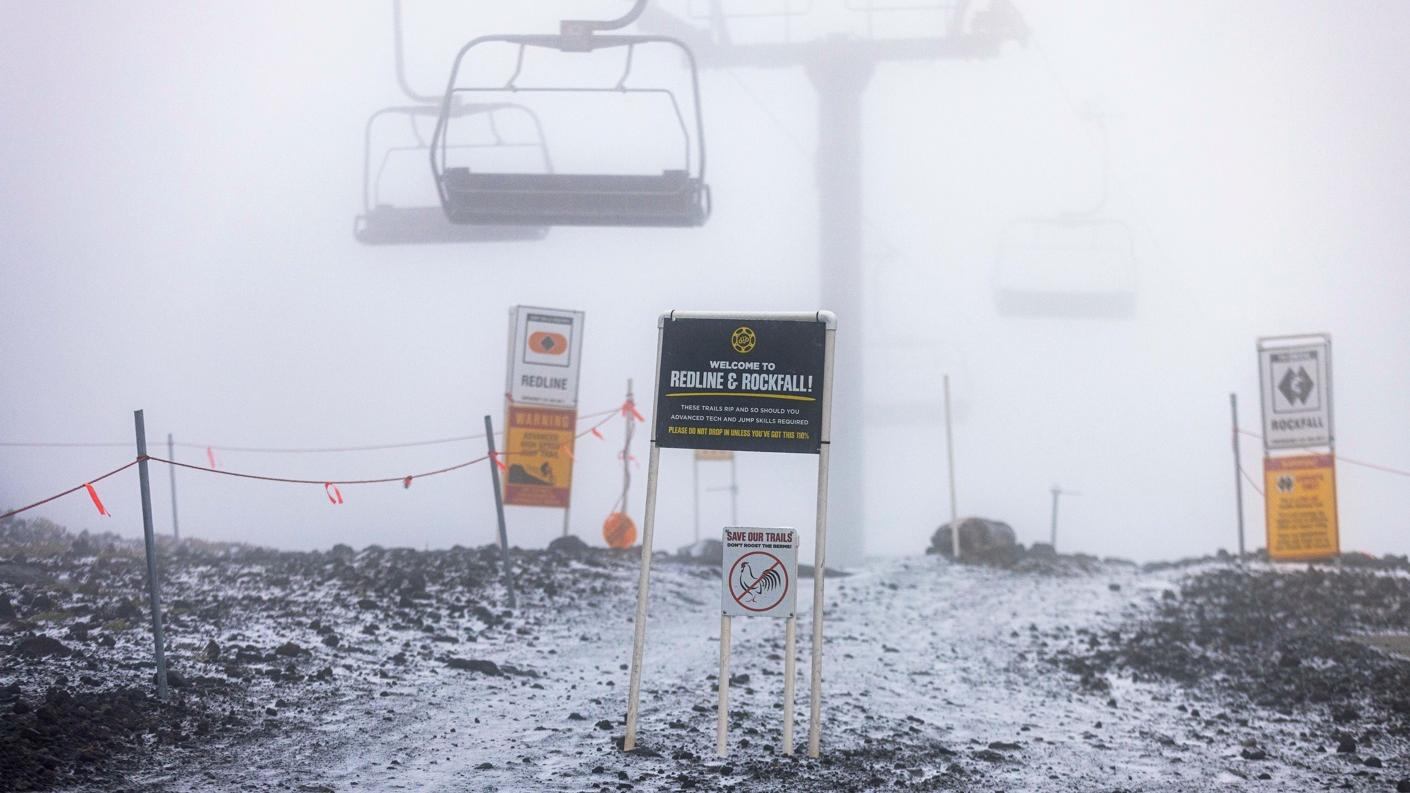 俄勒岡州Mount Bachelor的滑雪場上周五出現雪境。(美聯社)