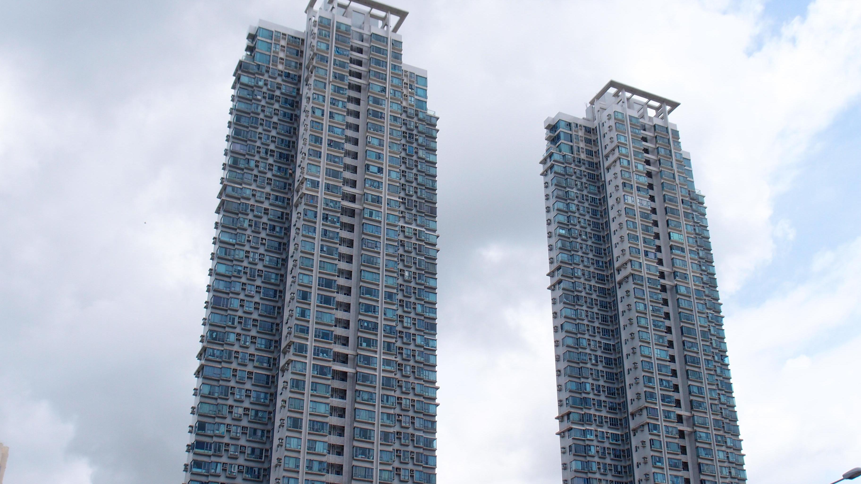 元朗市中心小型屋苑雍翠豪園錄本月首宗二手買賣，兩房高層戶以450萬元沽出。