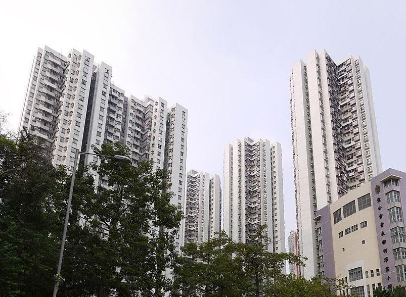 青衣居屋偉景花園套三房戶，最新以640萬元(已補地價)沽出，呎價9,222元。