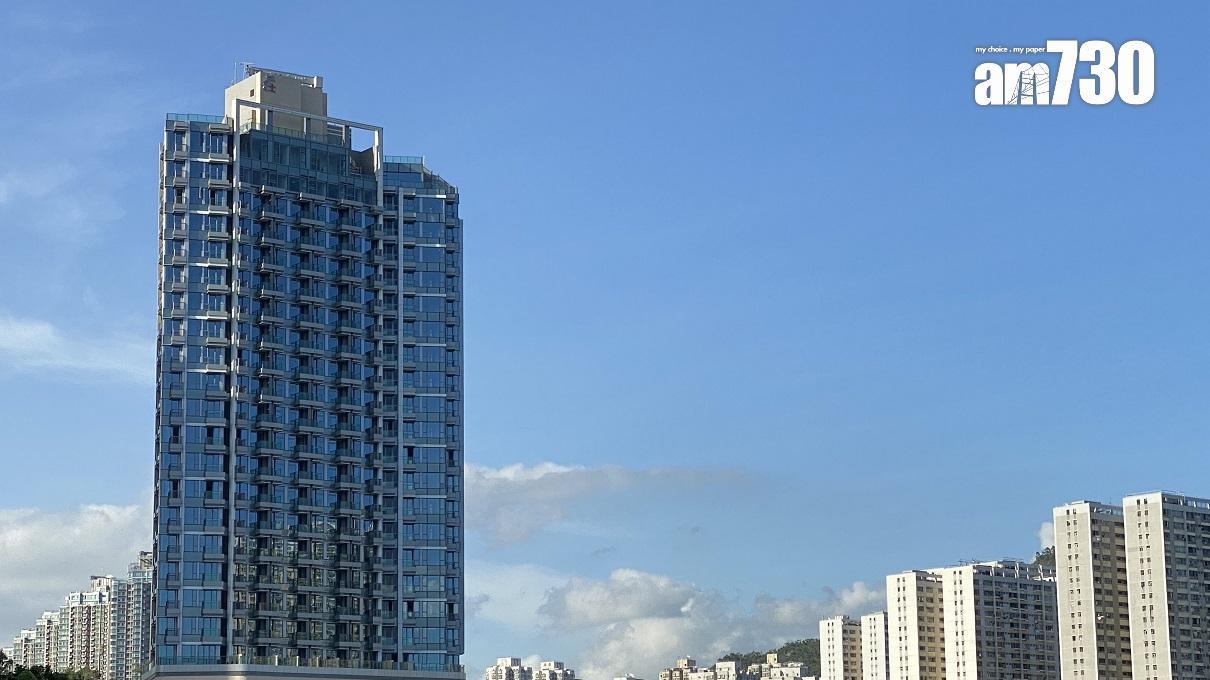屯門半新盤弦海呎價首度跌穿1萬元關口，兩房高層戶獲上車客以443萬元平價承接，屬屋苑同類新低。