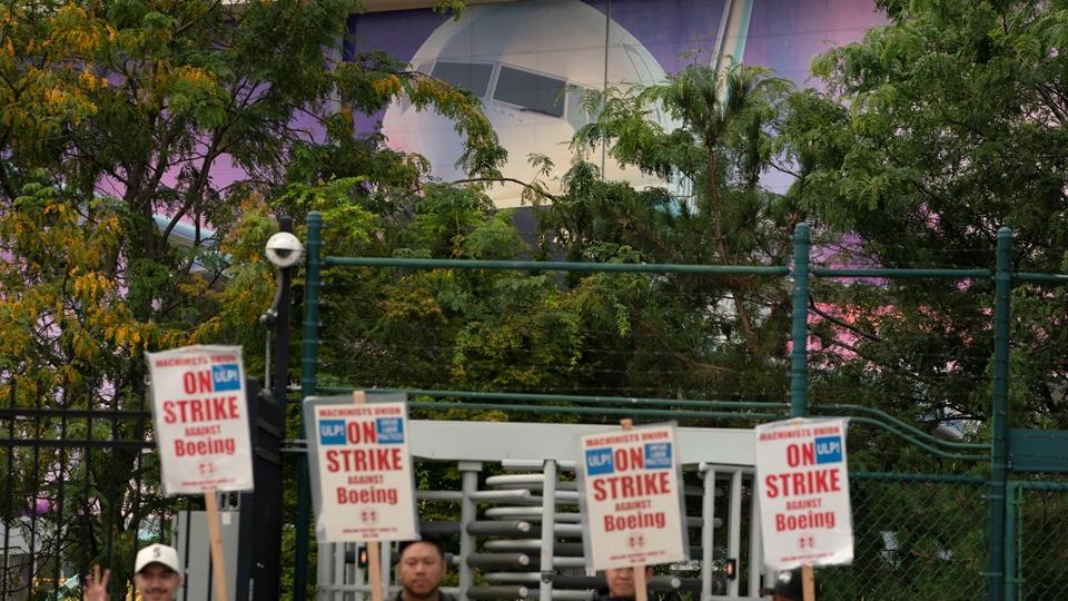 波音工人持續罷工，突顯美國工業的問題。(路透社)