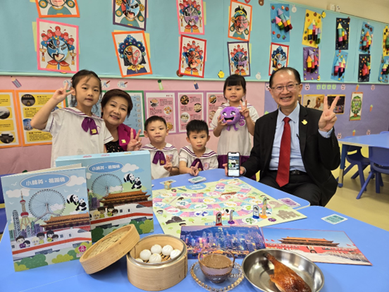《小精英》系列教材編輯委員會主席、善德基金會常務副主席湯修齊及《小精英》系列教材編輯委員會成員、荃灣商會朱昌幼稚園校長林翠玲與學生試玩《小精英‧祖國情》桌上遊戲。