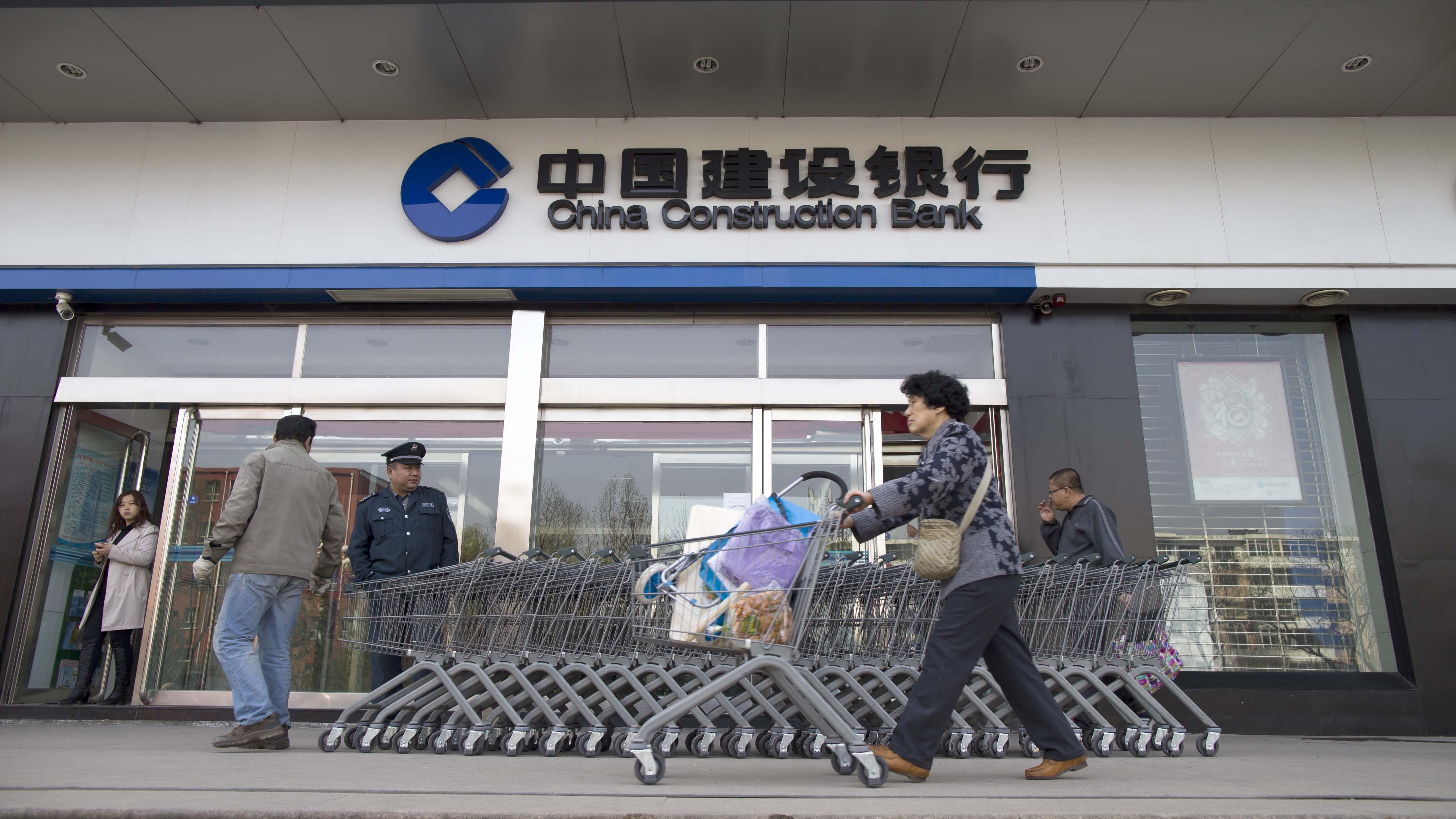 倘建行股價再度接近5.3元，可以買入作中線部署。(資料圖片)