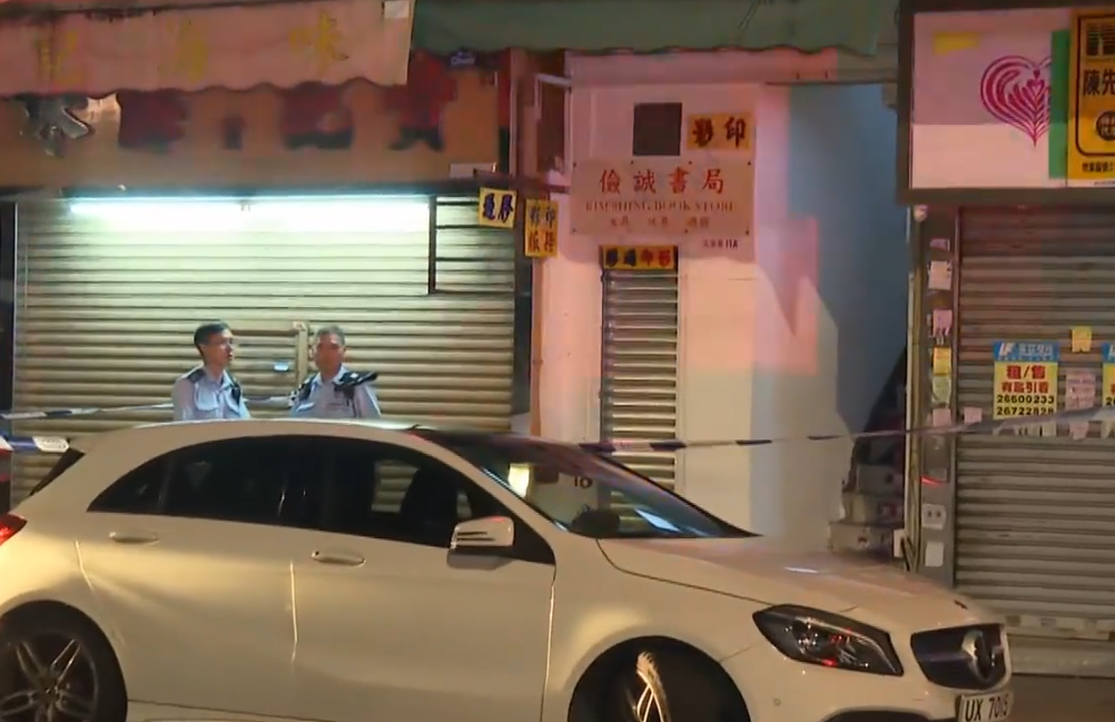 25歲男子收取600部二手手機後，被4名身穿黑色上衣及黑色長褲的男子持刀指嚇並將貨物劫走。(有線新聞畫面)