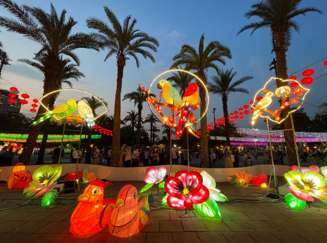 康文署呼籲歡度中秋佳節之餘，切勿煲蠟、放孔明燈、拋擲熒光棒到樹上，並必須保持地方整齊清潔。(新華社資料圖片)