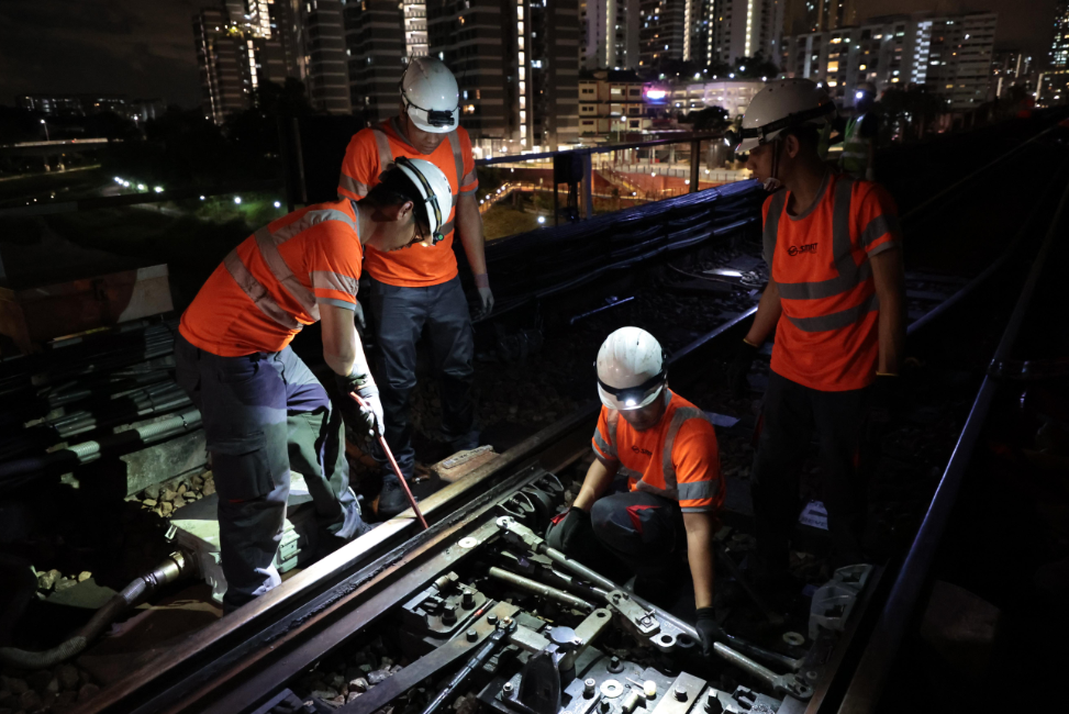 新加坡地鐵東西線因路軌設備損壞，數個站之間的列車服務暫停，超過300名技術人員和工程師正日夜趕工。(聯合早報圖片)