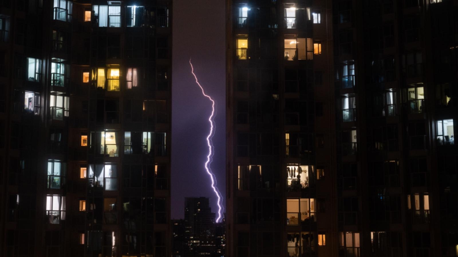 摩羯颱風，雷雨帶深夜橫掃本港，一小時逾7000次閃電。(陳奕釗攝)