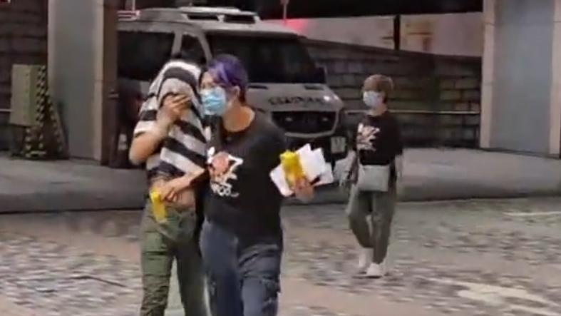 水泉澳邨男子遭朋友斬傷，疑犯被捕一度情緒激動同送院。(電視截圖)