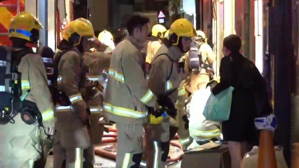 上環歌賦街唐樓火警。行動不便老婦當場死亡，３人受傷送院。(電視截圖)