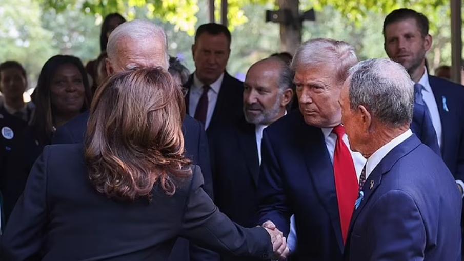 美國大選2024，特朗普賀錦麗同場出席911悼念活動，互相握手問好。(Reuters)