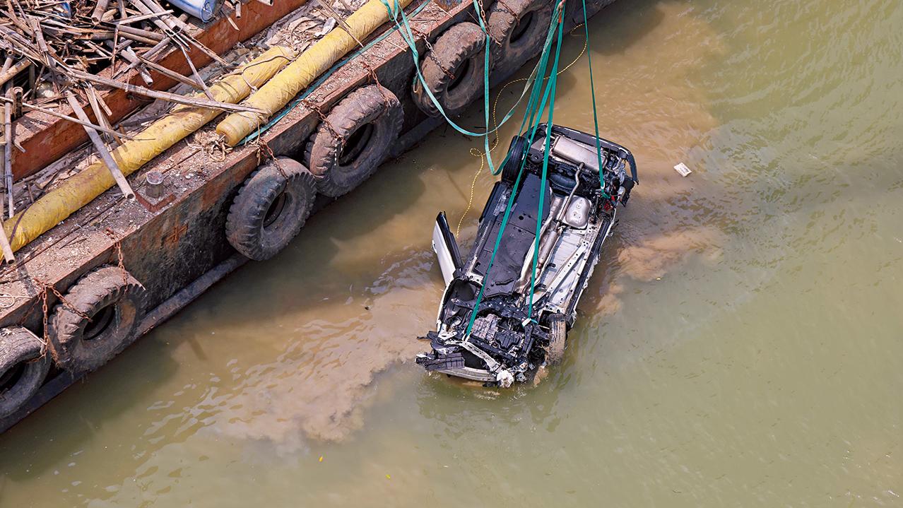 深圳灣大橋連人帶車墮海 海關關員困水底3小時救出不治
