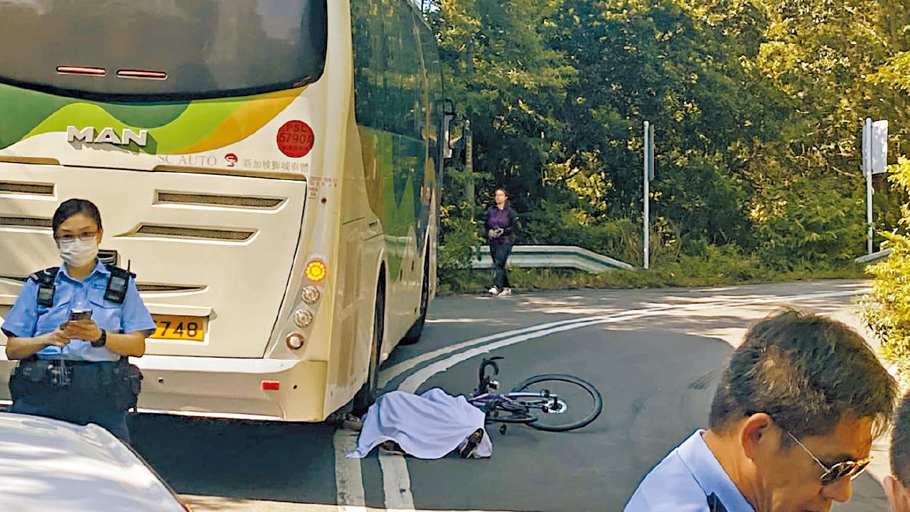 嶼南落斜疑失控撼旅遊巴捲車底 內地女單車網紅客死異鄉