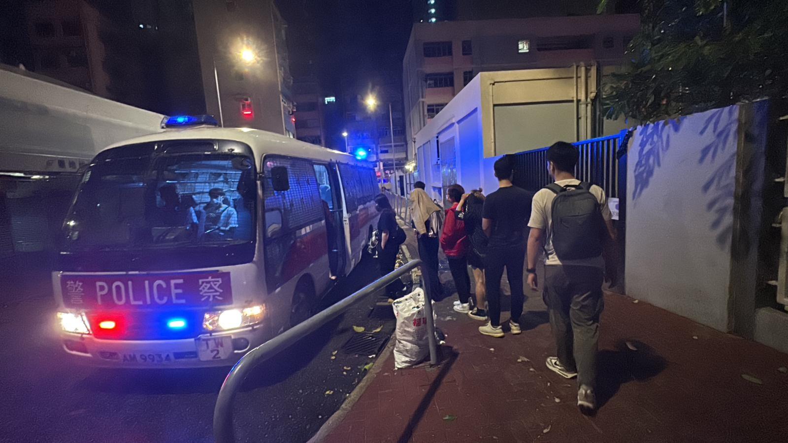 荃灣一單位變非法麻雀賭檔，反黑拘主持及賭客共17人。(警方提供)