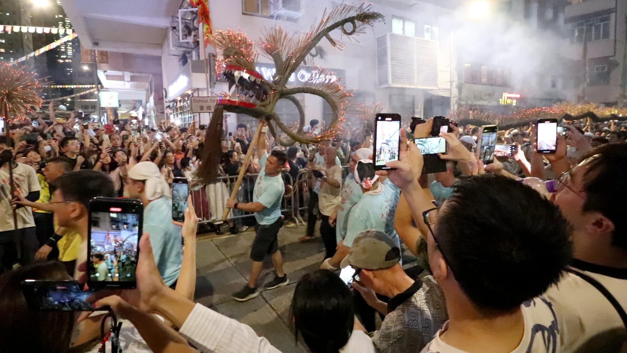 大坑舞火龍慶中秋。(鍾式明攝)