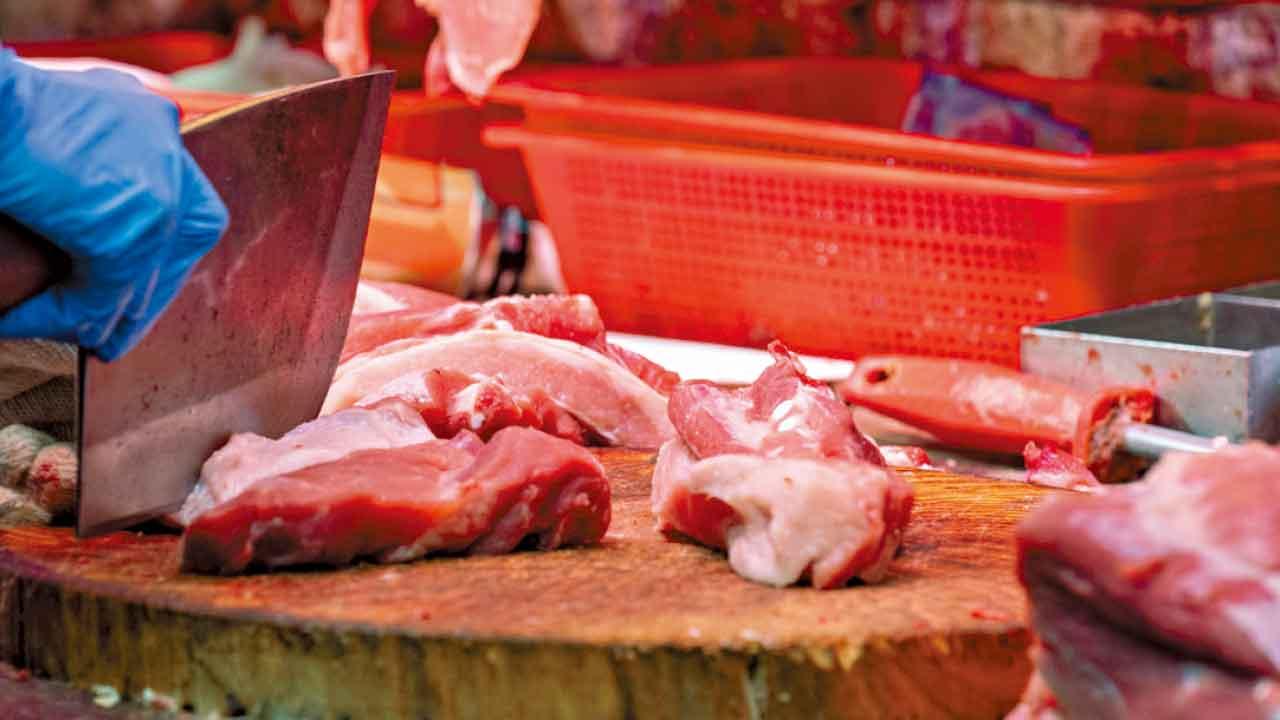 海關首8月捉逾1300宗非法進口食物  生肉汆水帶入境屬違法  專家：存食安風險