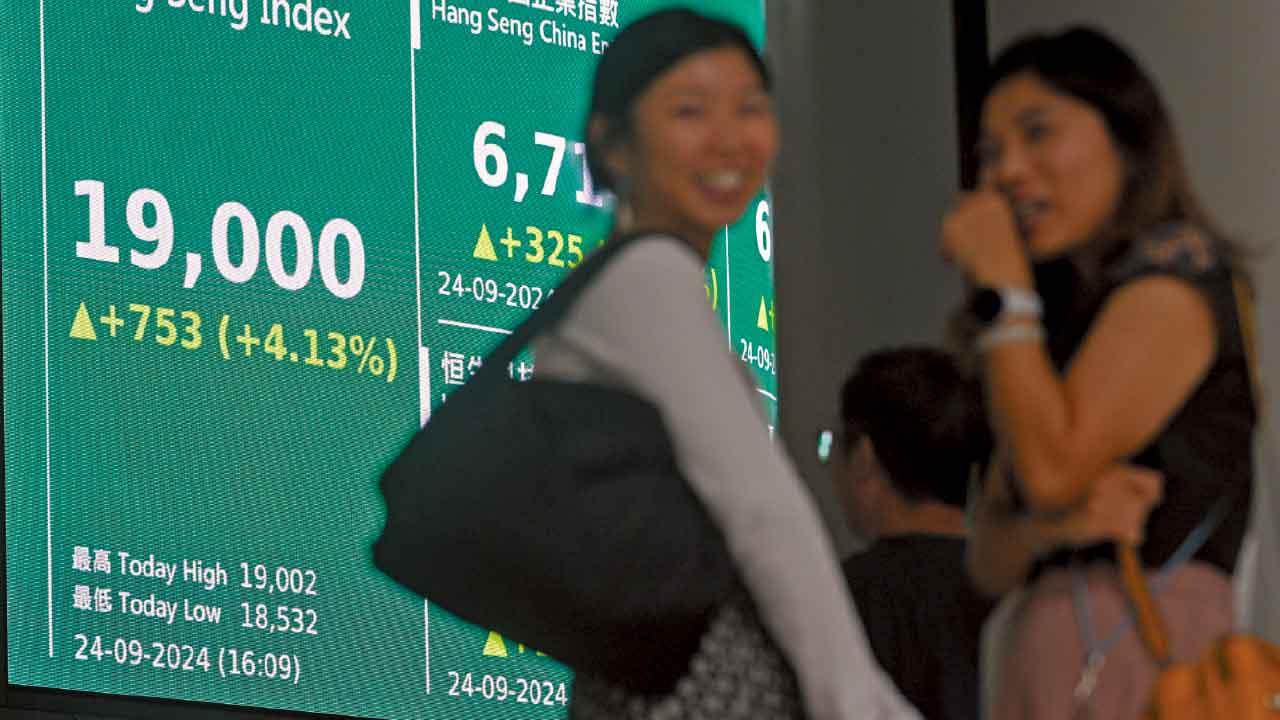 中央揮出3重拳救市 中港股亢奮 恒指越萬九 2424億資金搶貨