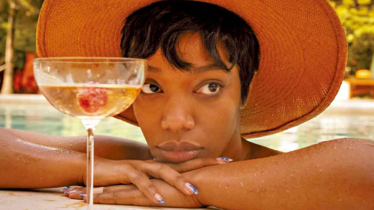 影評｜《求救眨眨眼》Zoë Kravitz演而優則導 劇情犯駁根本不通