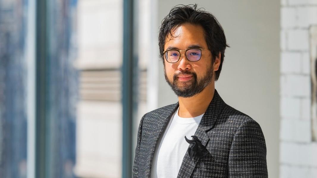 新世界鄭志剛在外電訪問中表示，困難中蘊藏著商機，又形容現今環境是數十年來「最具挑戰性」。