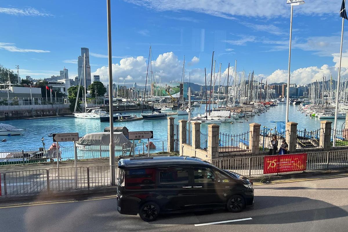 銅鑼灣避風塘海水下午呈現白色污水。(Threads用戶「winnie_ng927」圖片)