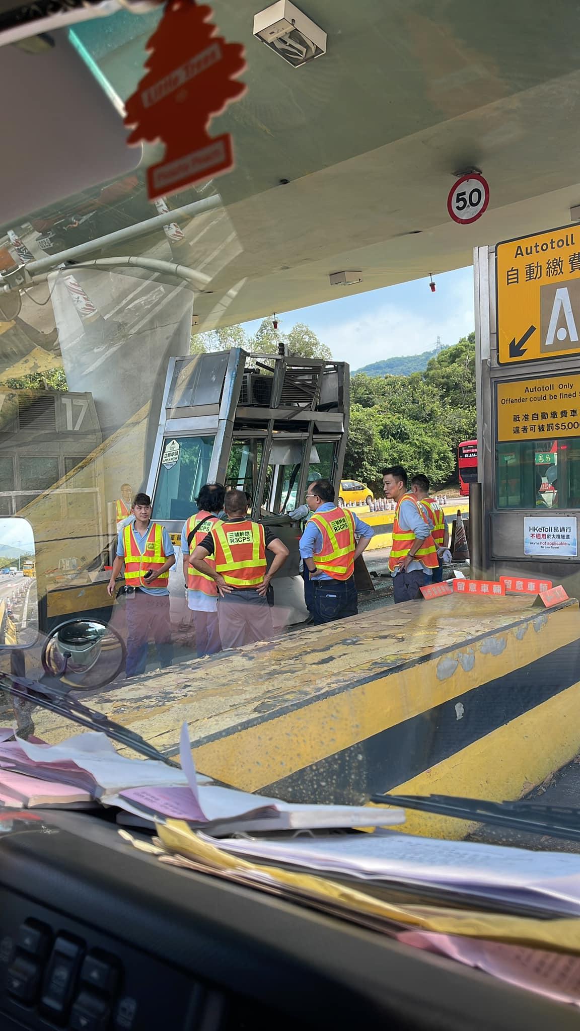 大欖隧道貨車撼收費亭 女子遭玻璃碎濺傷送院 (@fb屯門公路塞車關注組/Ray Tai圖片)