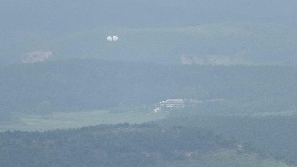 北韓繼續向南韓發放垃圾氣球。(美聯社)