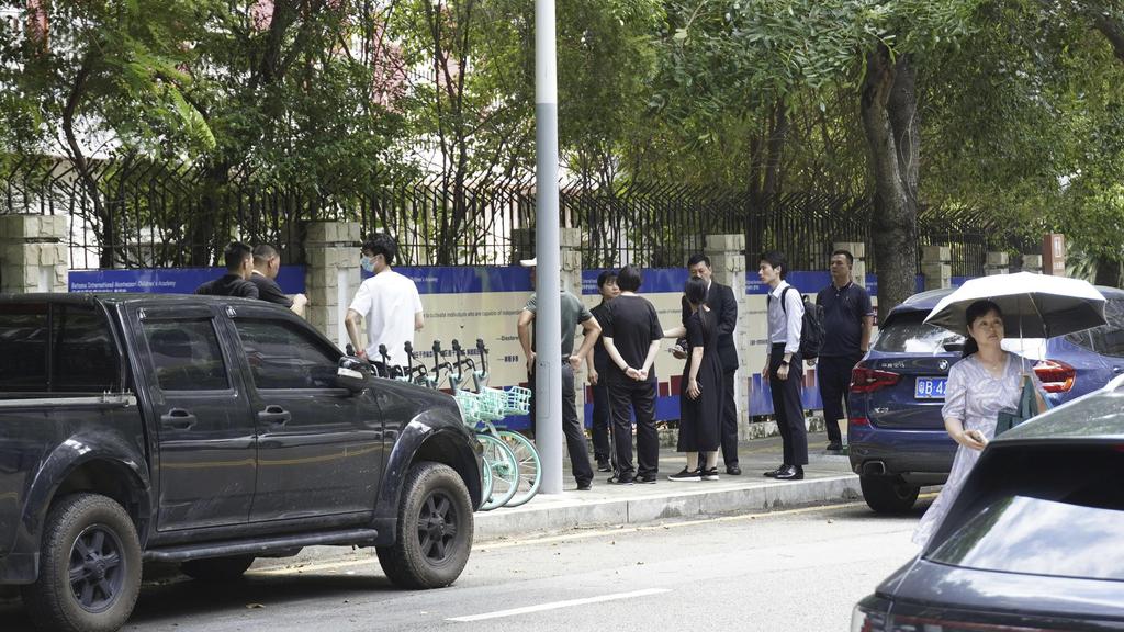 中方人員周三案發後到深圳日本人學校調查。(美聯社)