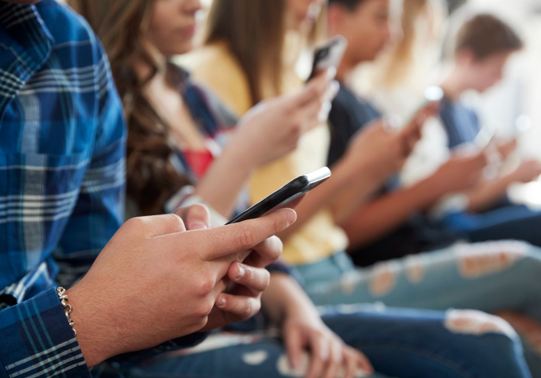 世界衛生組織委託進行的一項最新研究指，長期使用手機與增加患腦癌風險並沒有關聯。(資料圖片)