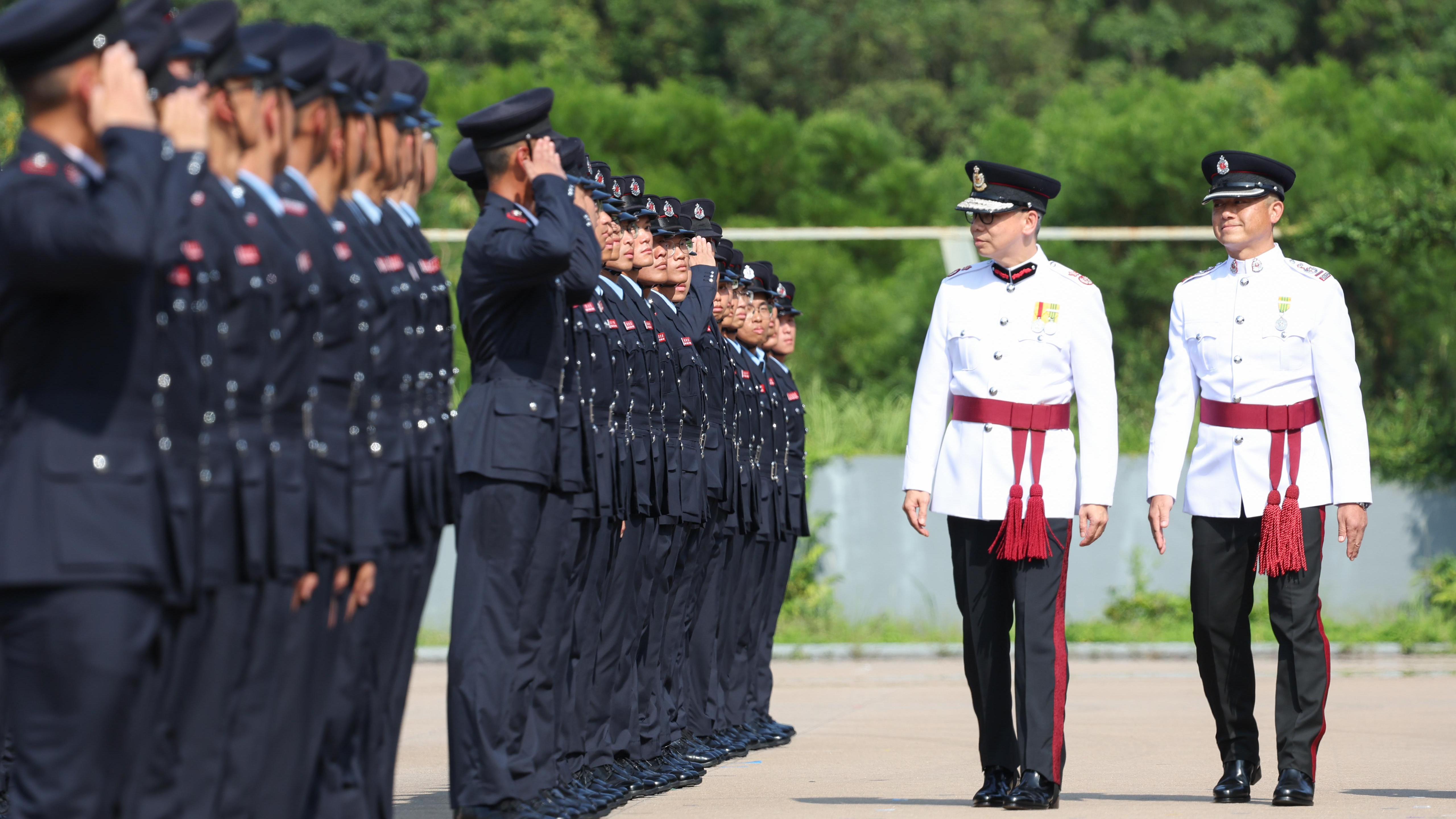 消防處副處長（行動）黃鎮業（右二）今日（九月十三日）在消防及救護學院舉行的消防處結業會操檢閱學員。(政府新聞處)