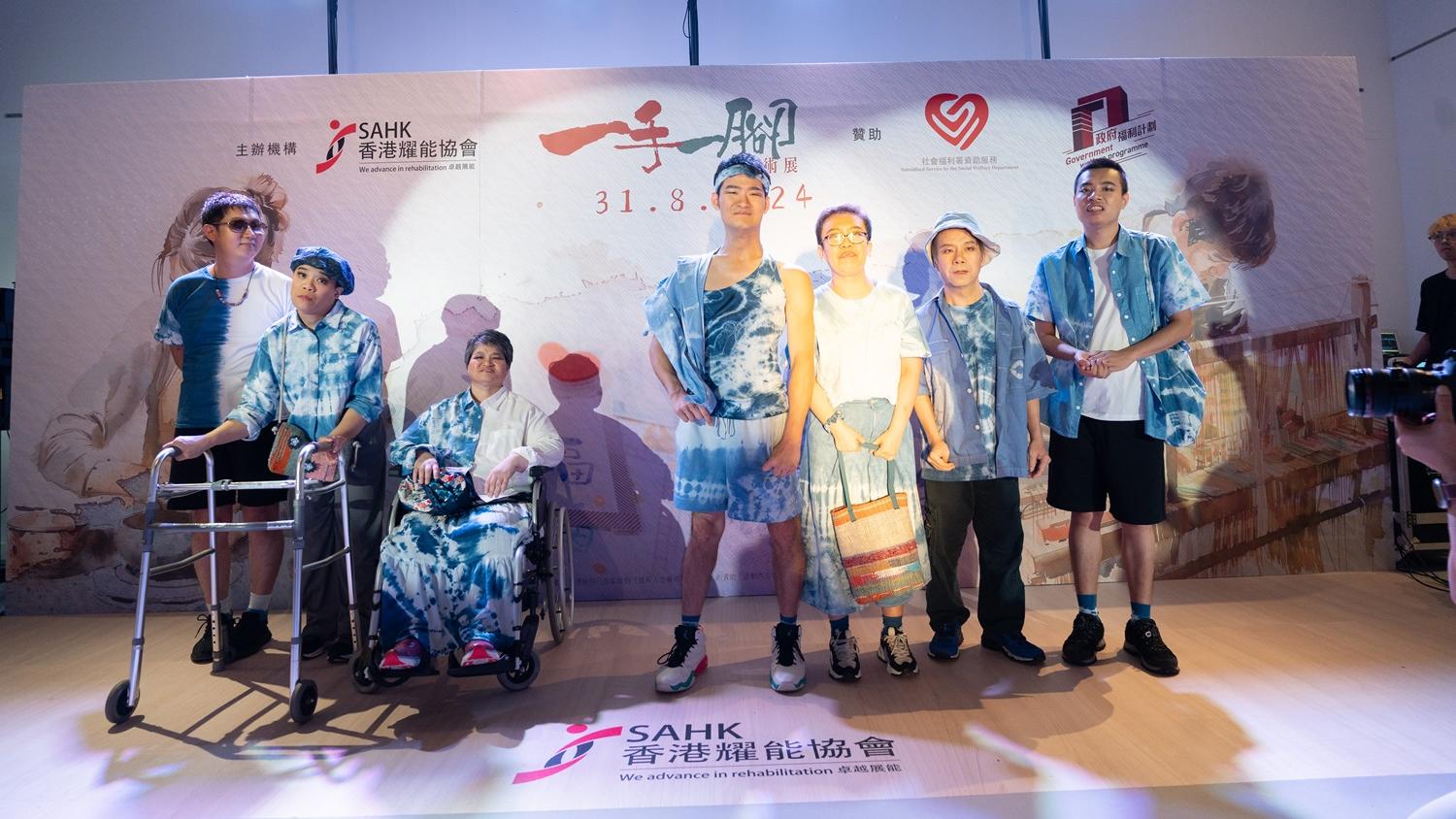 學員們充當模特兒負責穿著學員們有份製作的藍染服飾表演時裝展