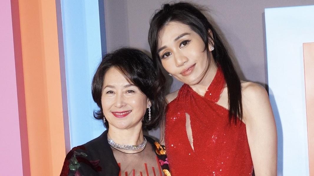 何超盈fit爆現身慈善晚會 大方任影笑容燦爛 