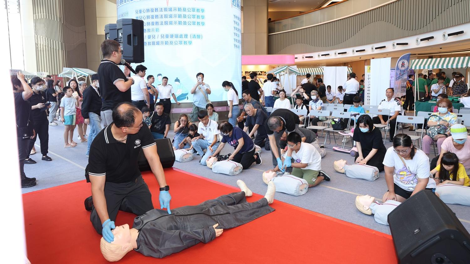 市民大眾參與「「賽馬會『顫動人心』社區計劃學習急救同樂日」公眾急救教學環節。