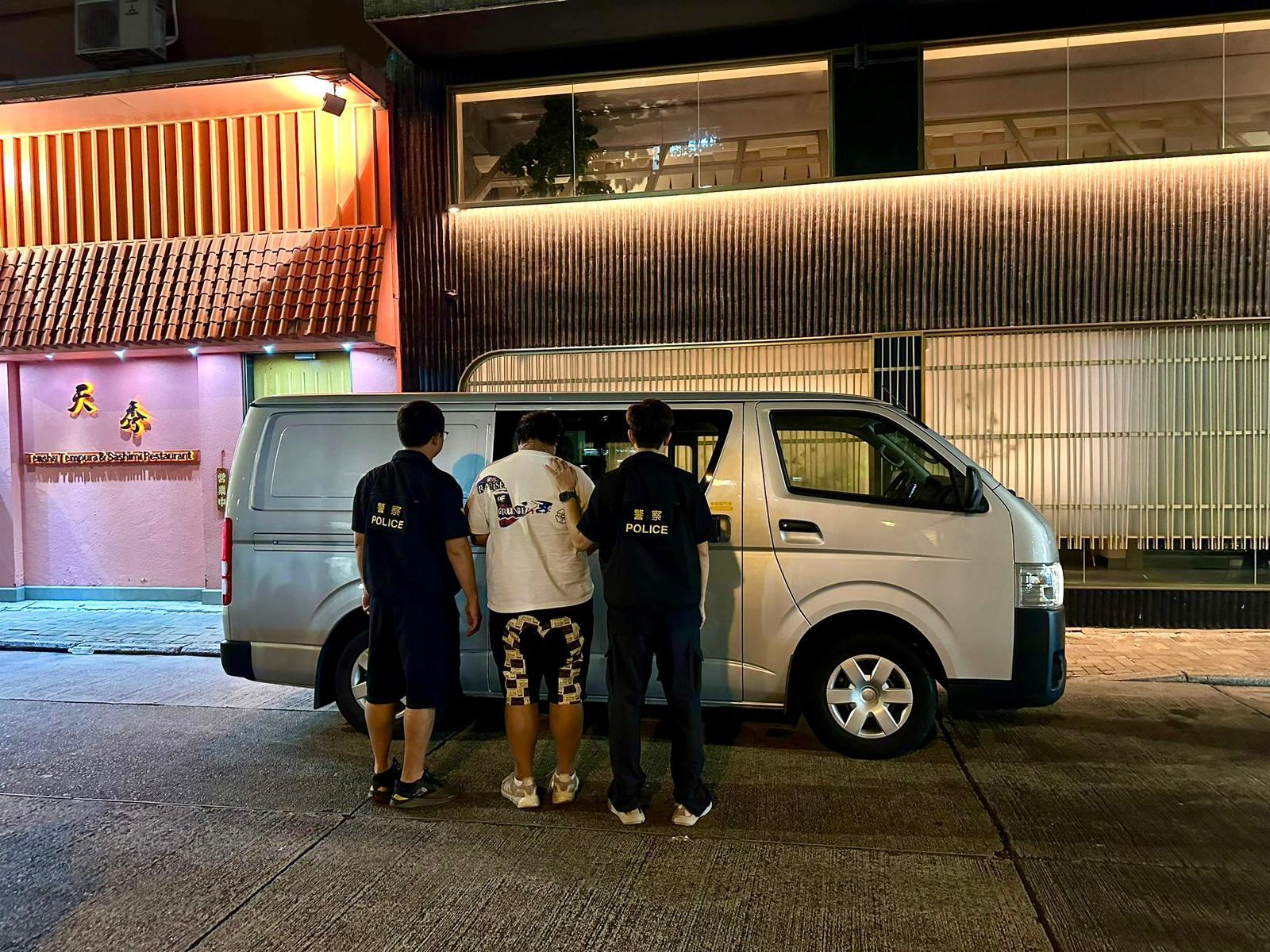 中區警區特別職務隊打擊毒品行動，一名本地男子涉嫌「販運危險藥物」被捕。(警方圖片)