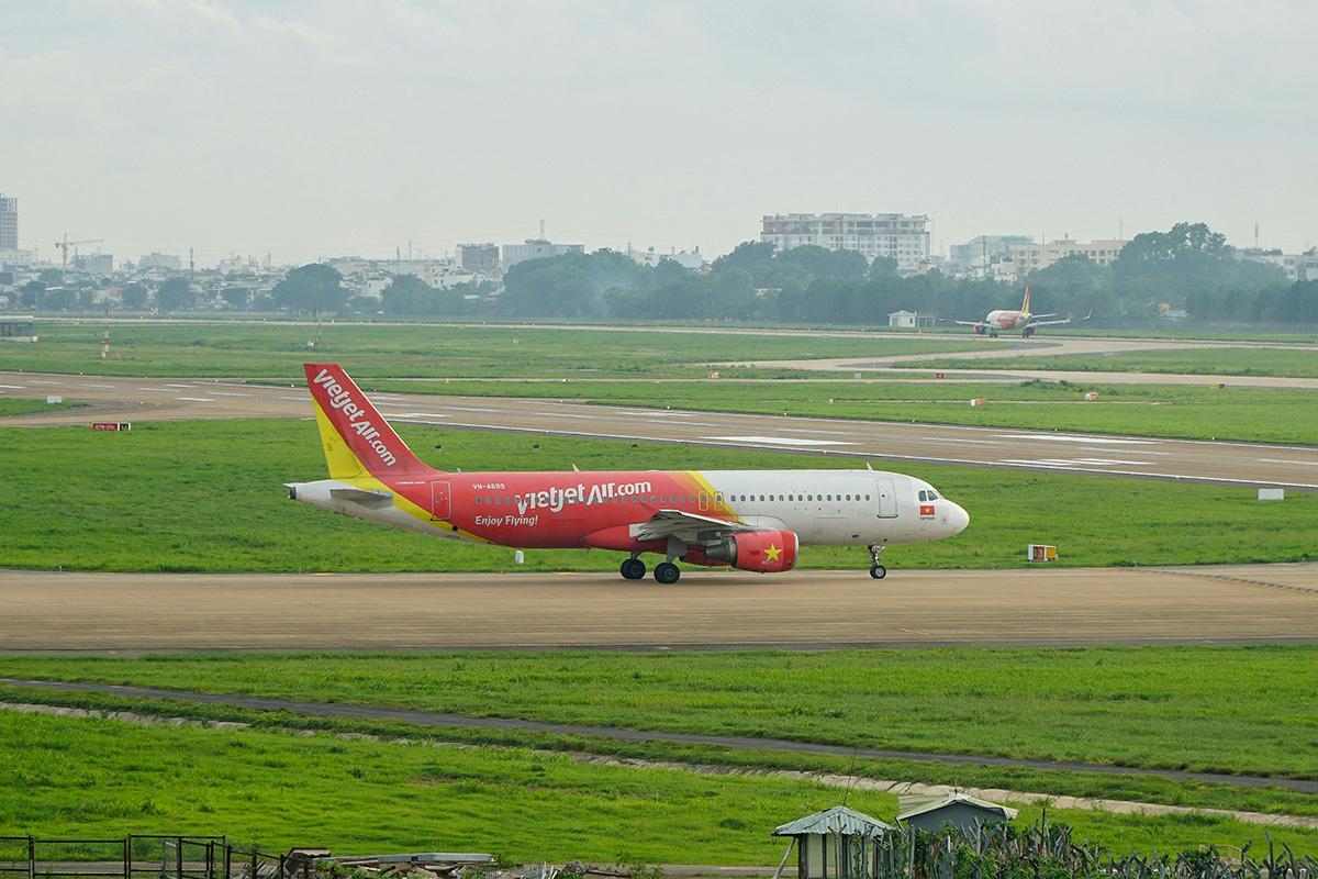 越捷航空一班客機因有乘客暈倒，須緊急降落香港國際機場；圖非涉事客機。(Unsplash圖片)