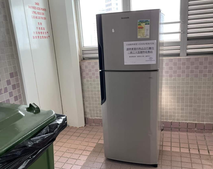 一名男網民在「公屋討論區 - 香港facebook群組」發帖上載照片，可見有住戶將舊雪櫃直接棄於公屋走廊。